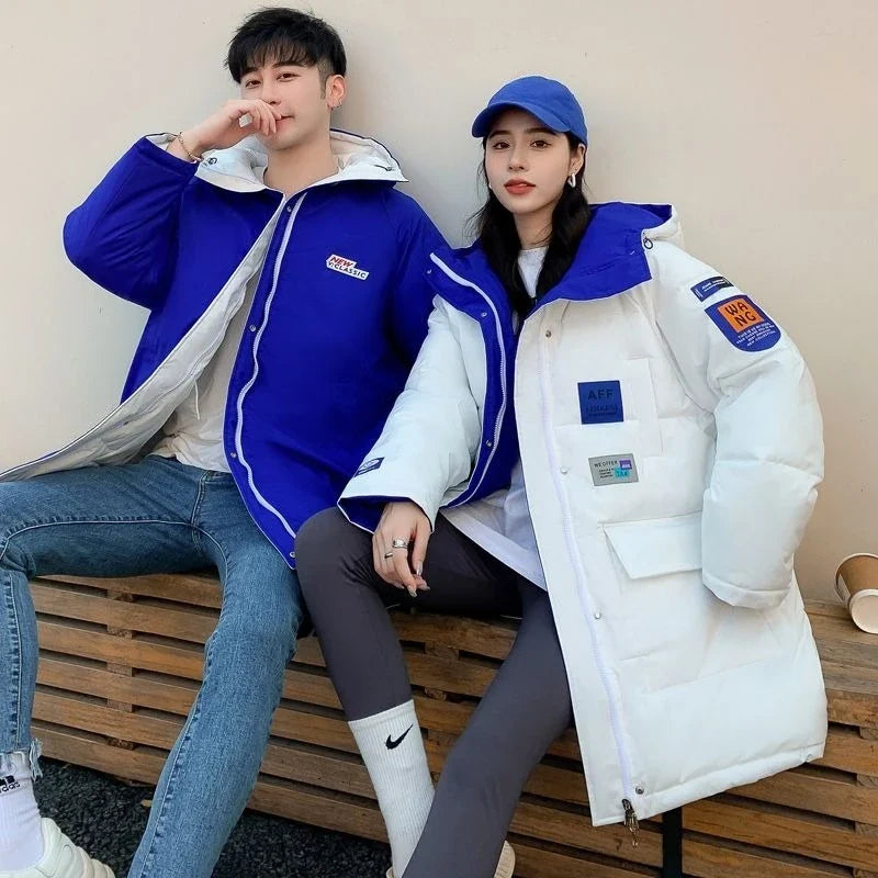 Piumino lungo unisex trapuntato con cappuccio foderato a contrasto e molteplici tasche da uomo e da donna