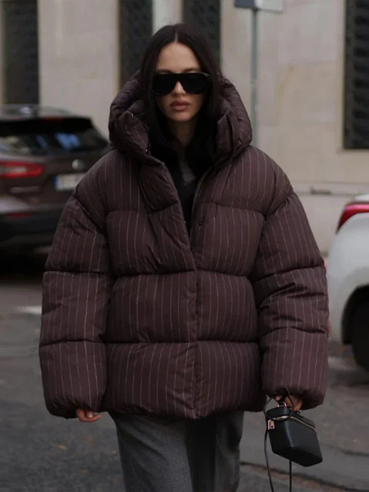 Damen-Steppjacke mit feinen Streifen und Kapuze
