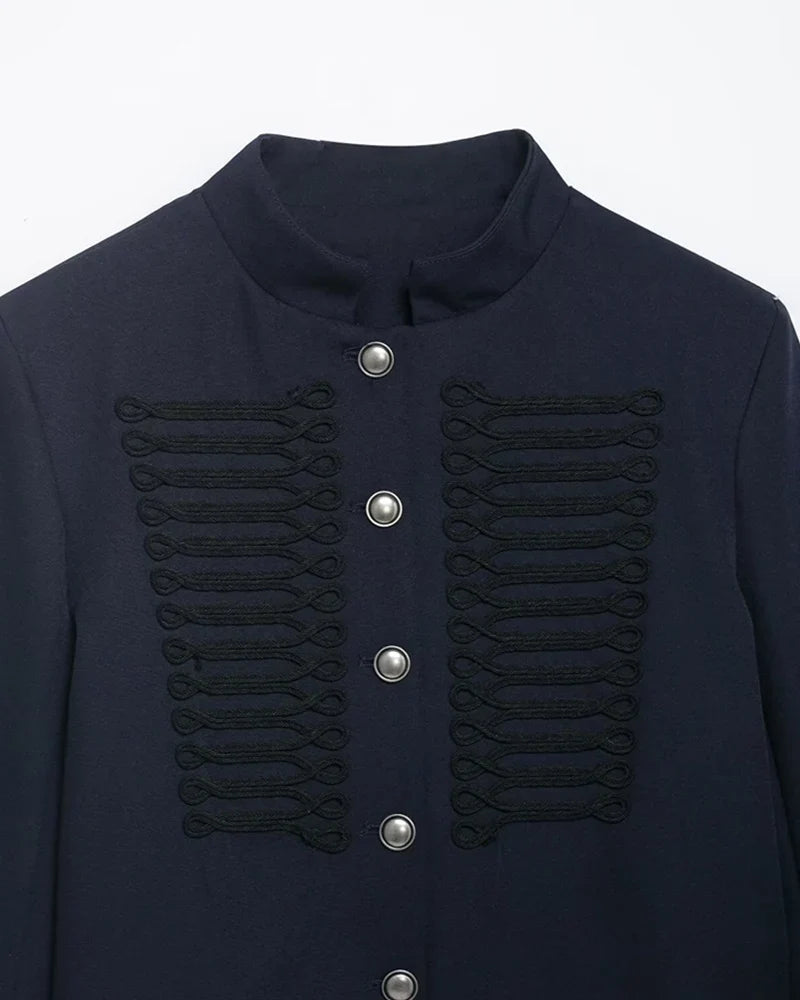Giacca corta militare nera da donna con collo rialzato e bottoni decorativi
