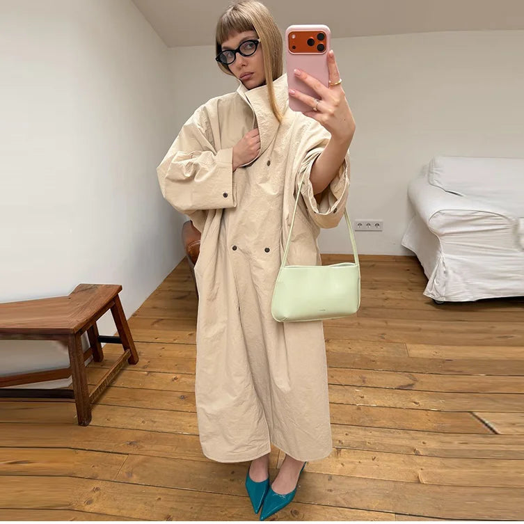 Trench-coat lungo da donna dalla vestibilità ampia ed elegante, con collo alto e maniche a sbuffo