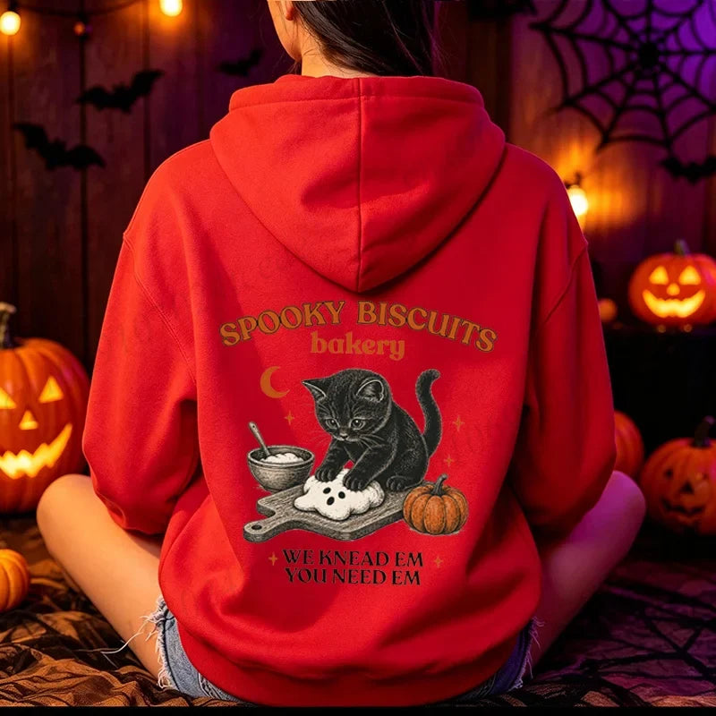 Hættetrøje til kvinder med sort bagende kat og Halloween-bager - forskellige farver
