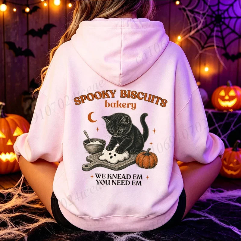 Hættetrøje til kvinder med sort bagende kat og Halloween-bager - forskellige farver