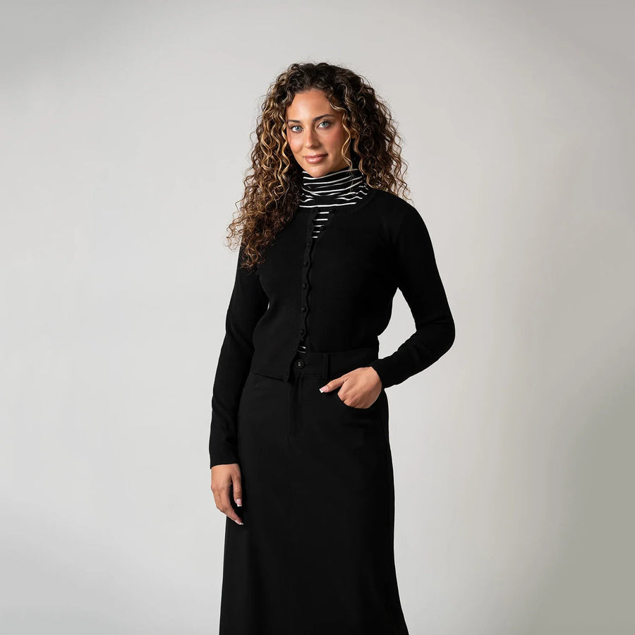 Kort ribstrikket cardigan til kvinder med knapper - lange ærmer og rund hals