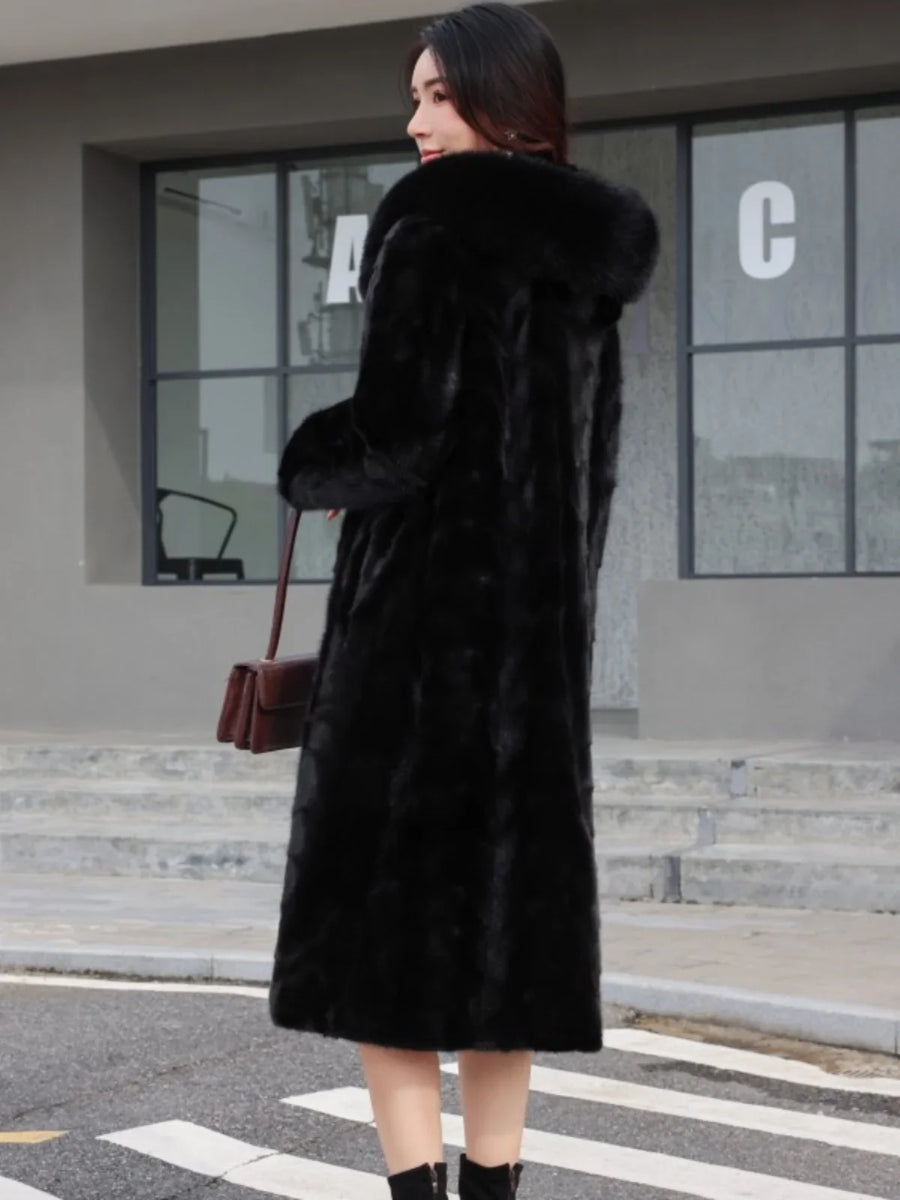 Cappotto lungo da donna nero in materiale morbido con cappuccio e ecopelliccia