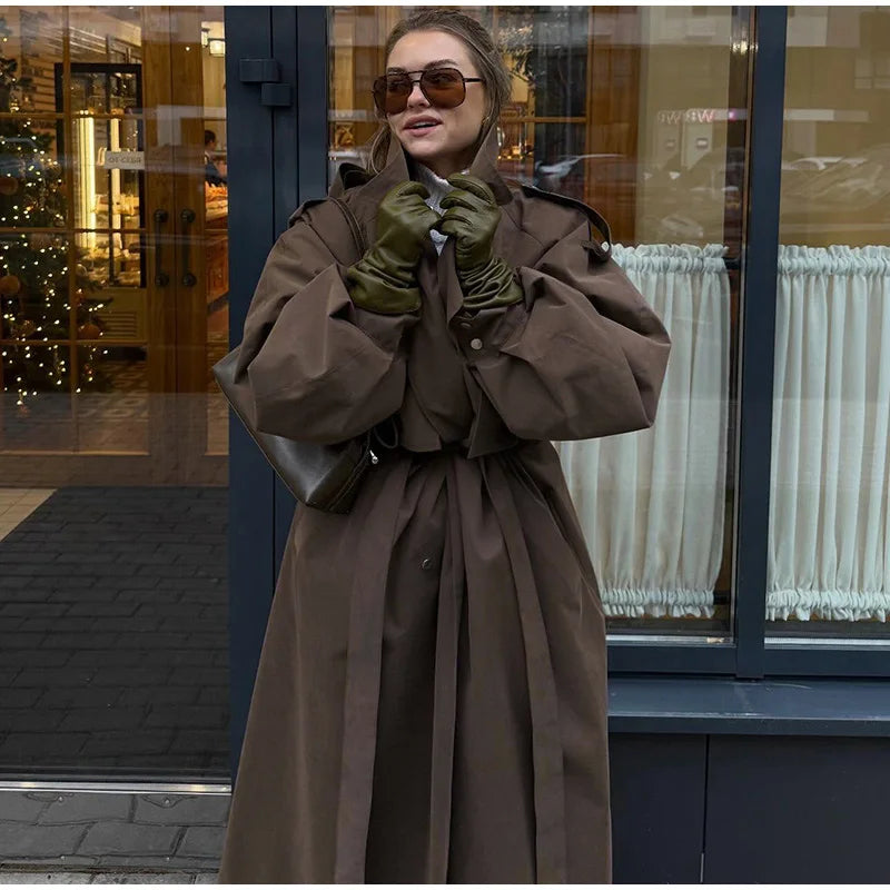 Trench-coat lungo da donna dalla vestibilità ampia ed elegante, con collo alto e maniche a sbuffo