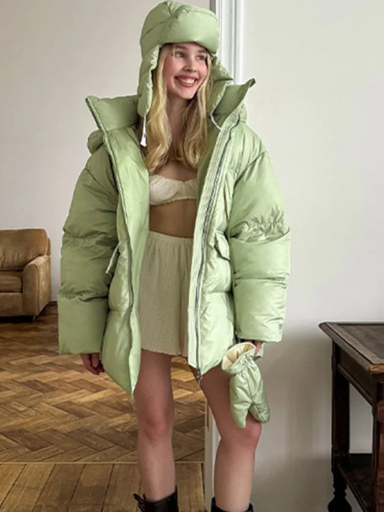 Kort oversized dunjakke til kvinder med hætte og integrerede vanter