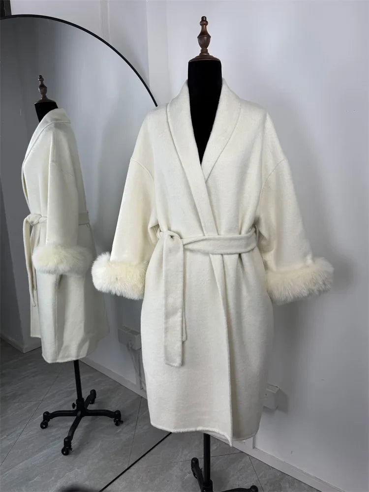 Veste courte femme ceinturée en tissu doux avec poignets en fausse fourrure