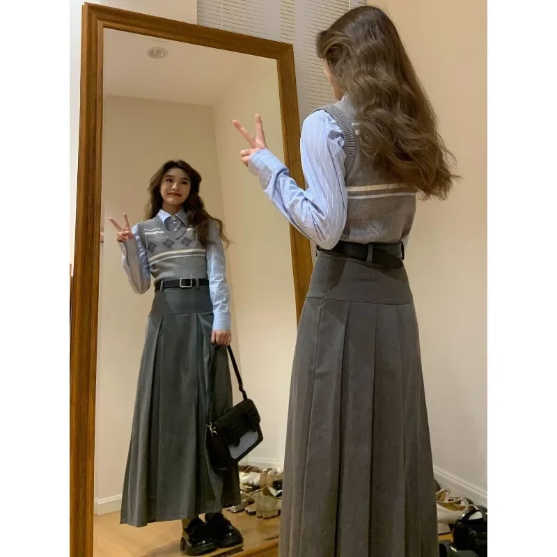 Damski zestaw składający się z szarej plisowanej długiej spódnicy i kraciastej kamizelki bez rękawów w stylu preppy