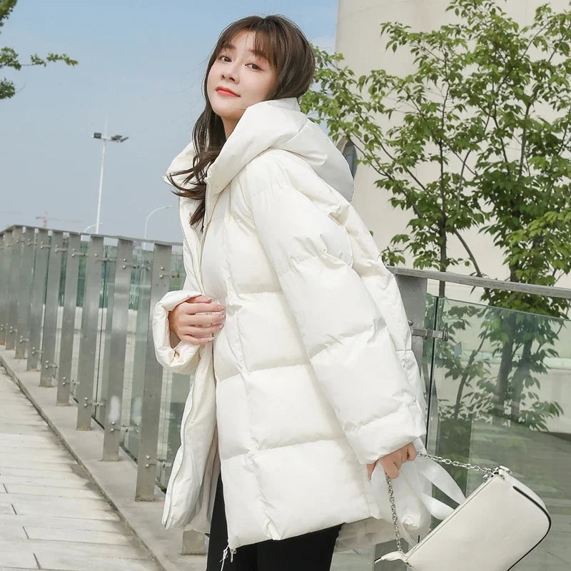 Piumino corto trapuntato oversize bianco da donna con cappuccio