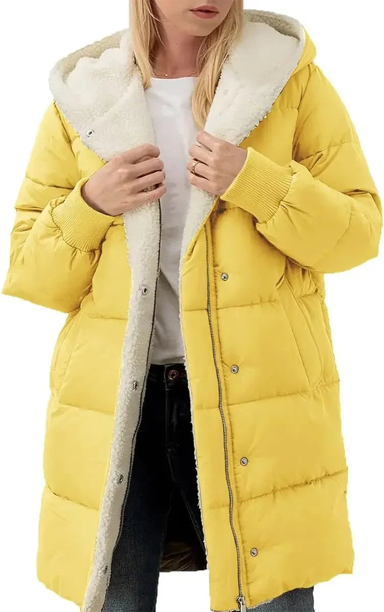Cappotto invernale lungo trapuntato da donna con cappuccio foderato effetto montone