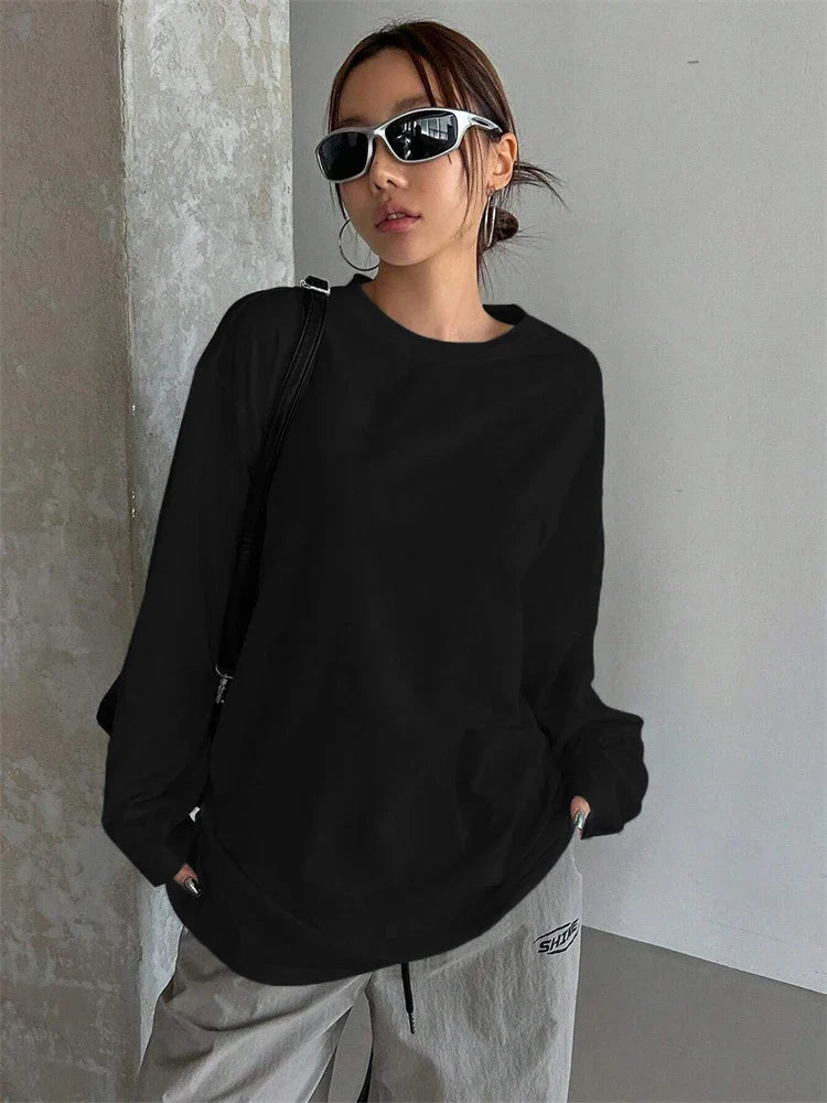 Oversized T-shirt til kvinder med lange ærmer, rund hals og ensfarvet design