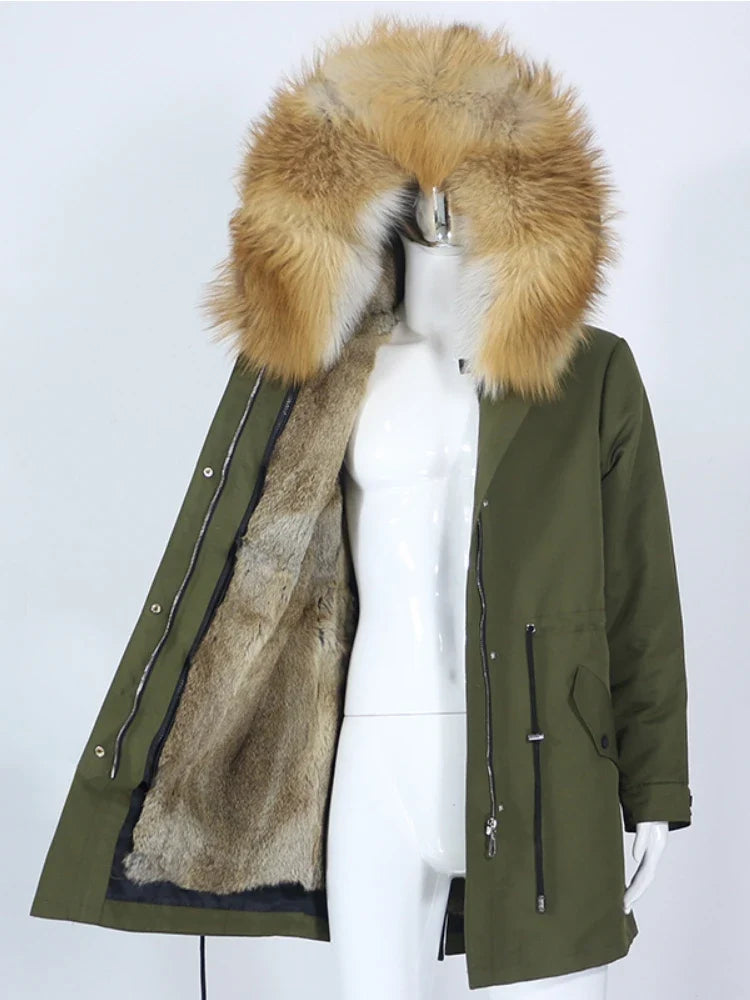 Lang parka med varmt fôr i et mykt materiale og hette med kant i syntetisk pels