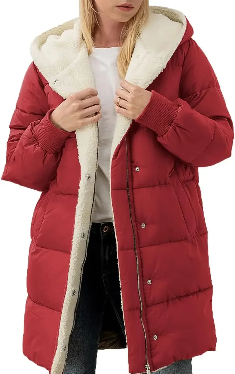Cappotto invernale lungo trapuntato da donna con cappuccio foderato effetto montone