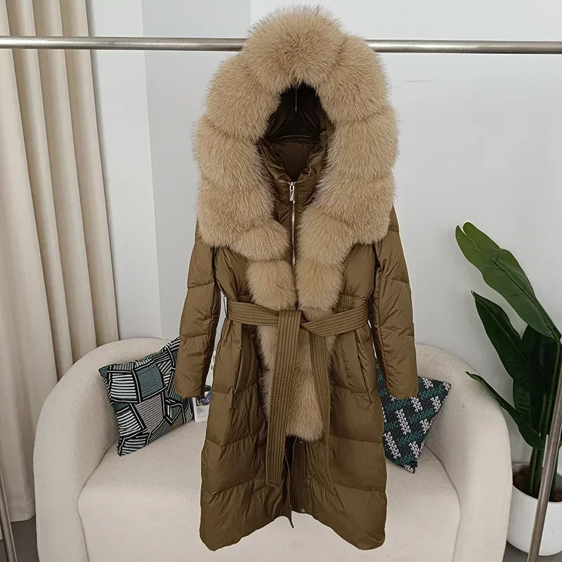Piumino lungo da donna con cappuccio, rifiniture in pelliccia sintetica, cintura, bianco sporco