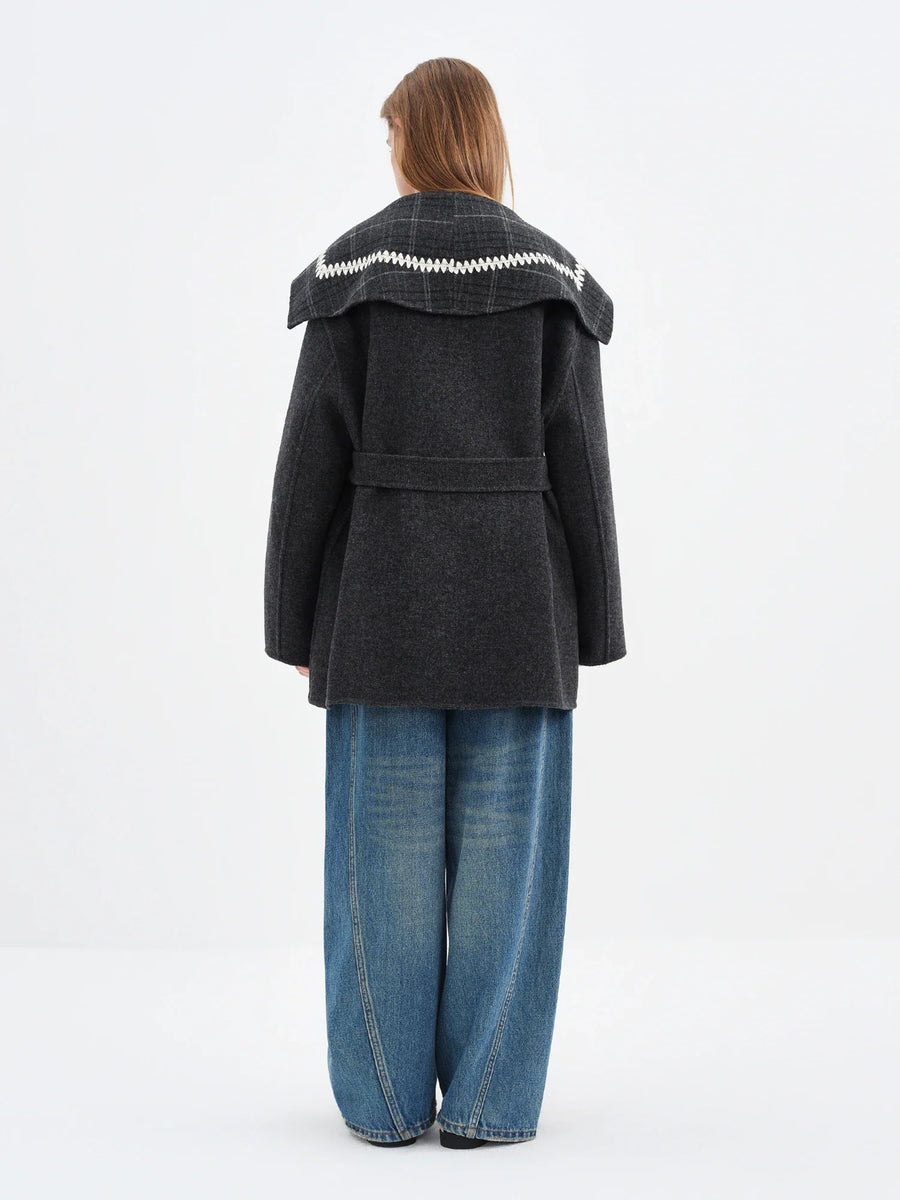 Cappotto ampio da donna a quadri con collo con cappuccio e cintura decorativa