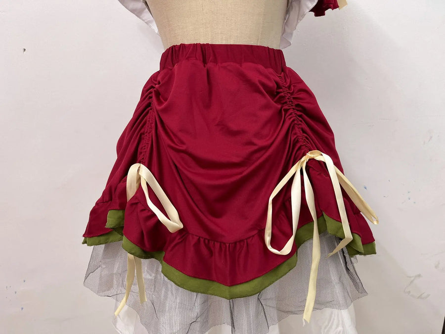 Rød, grøn og hvid dirndl-udklædning til kvinder med kort nederdel, korset og hat