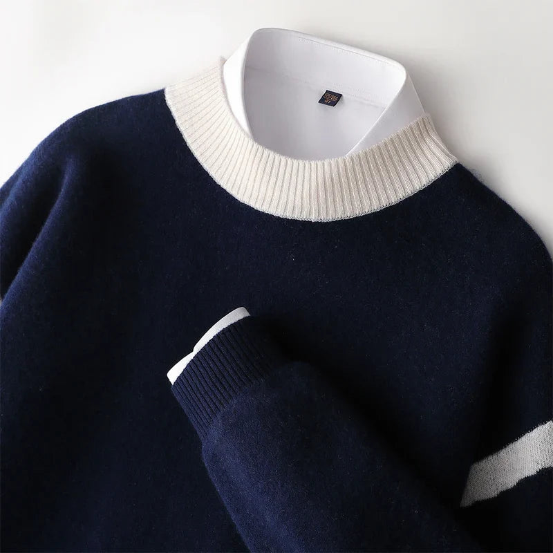 Brauner Herrenpullover mit Stehkragen, weißen Streifen und langen Ärmeln