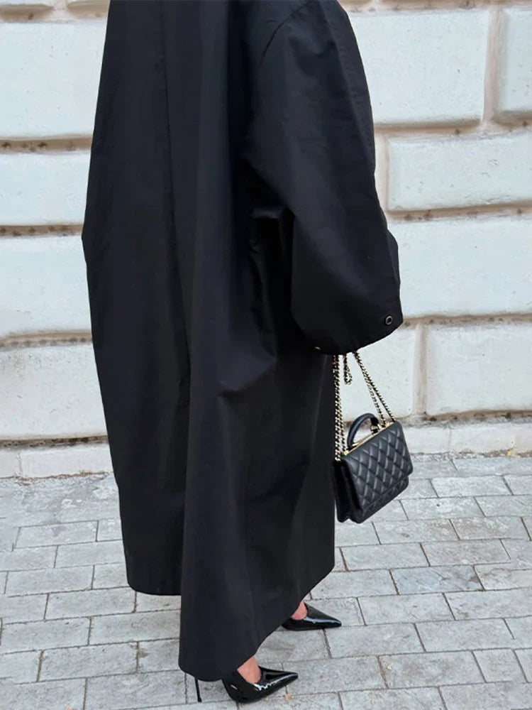 Elegante lange damestrenchcoat met opstaande kraag en ruime pasvorm