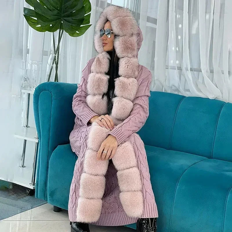 Lange Damen-Strickweste mit Zopfmuster und Felloptik-Besätzen