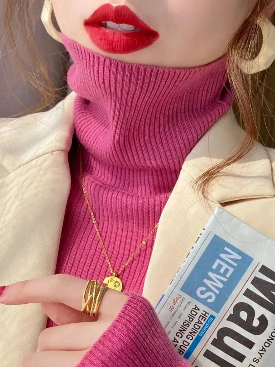 Figurbetonter Damen-Rollkragenpullover aus Rippstrick mit langen Ärmeln