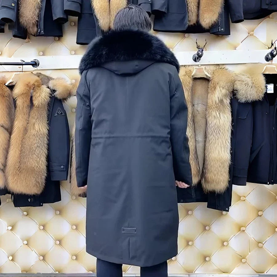 Langer schwarzer Herrenparka mit warmem Kunstpelzfutter in dunkler Optik für den Winter