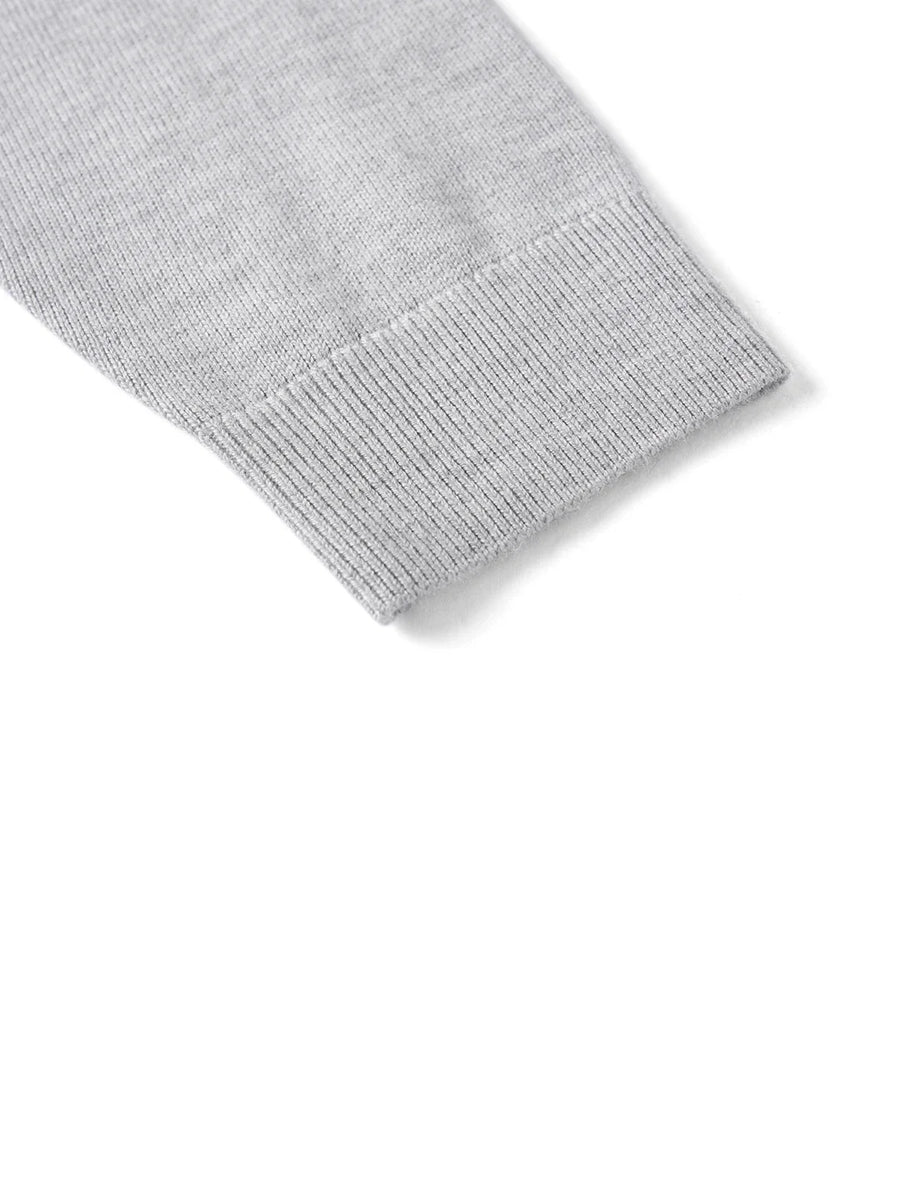 Rundhalsad finstickad herrtröja med liten emblem och långa ärmar