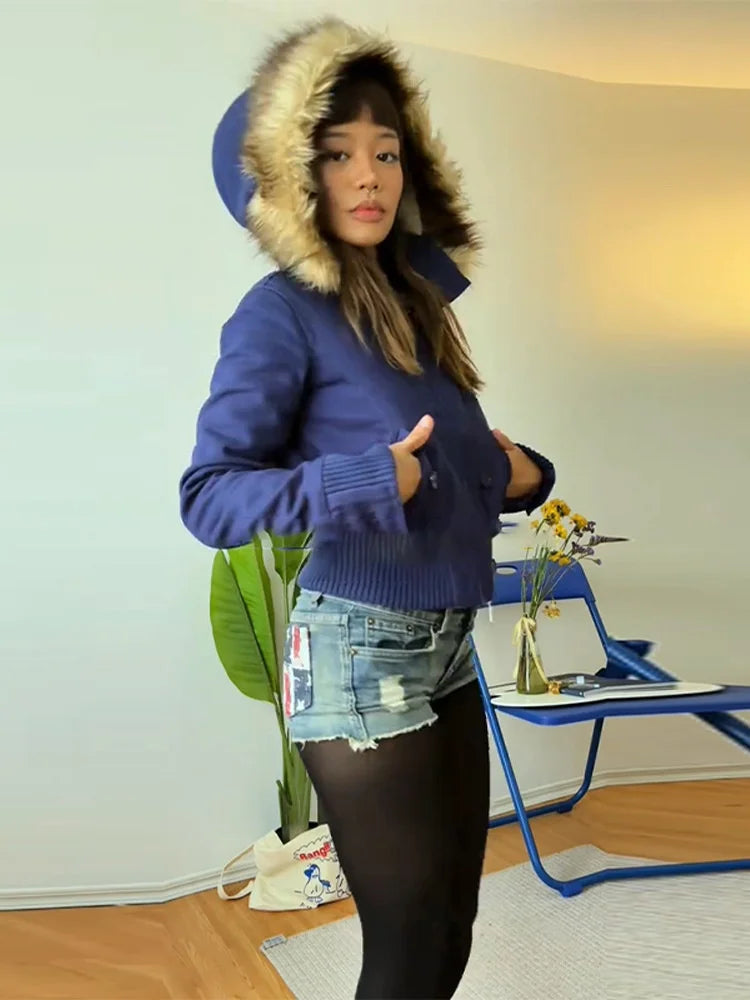 Blouson court Femme à capuche bordée de fausse fourrure et col montant