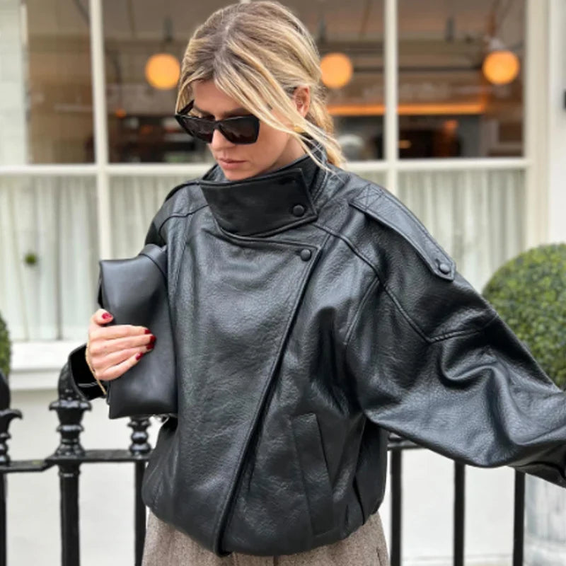 Bomberjakke til kvinder med sort læderlook, ståkrave og asymmetrisk design