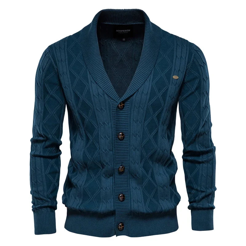 Chaleco de punto trenzado gris oscuro para hombre con cuello chal y botones