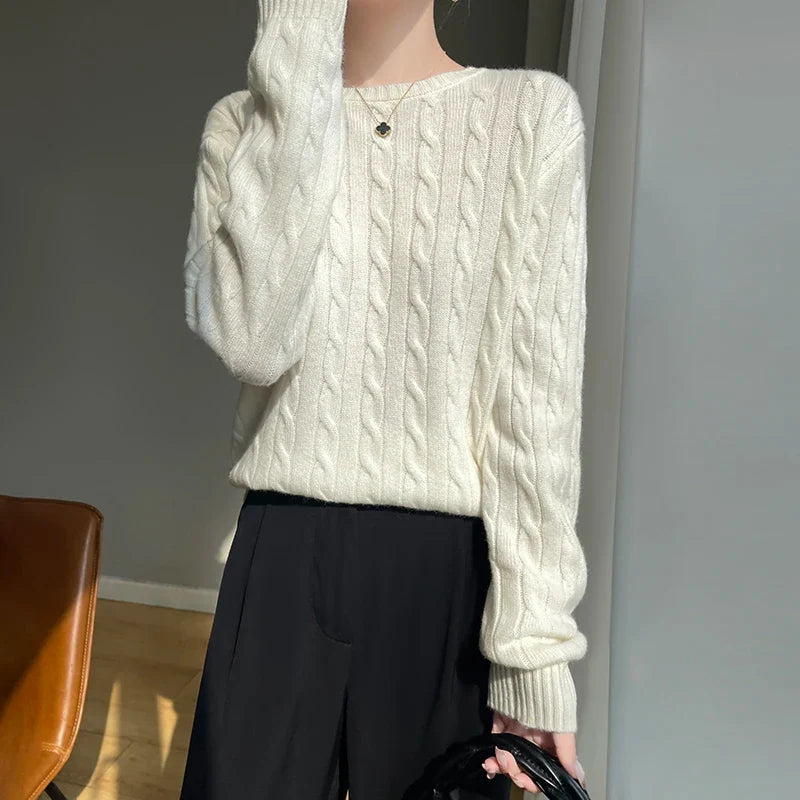 Damenpullover mit Rundhalsausschnitt aus Zopfmuster-Strick mit langen Ärmeln in Rosa