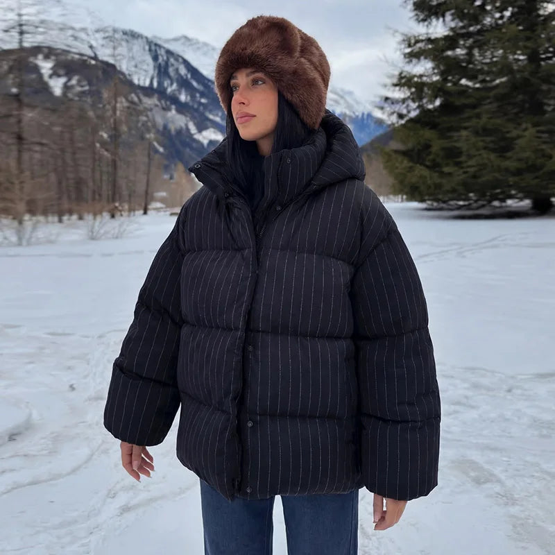 Damen-Steppjacke mit feinen Streifen und Kapuze