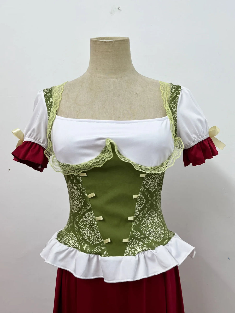 Rød, grøn og hvid dirndl-udklædning til kvinder med kort nederdel, korset og hat