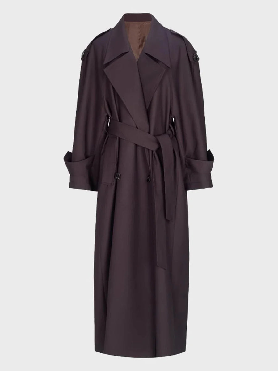 Lang trenchcoat til kvinder med bælte og brede revers i auberginefarve