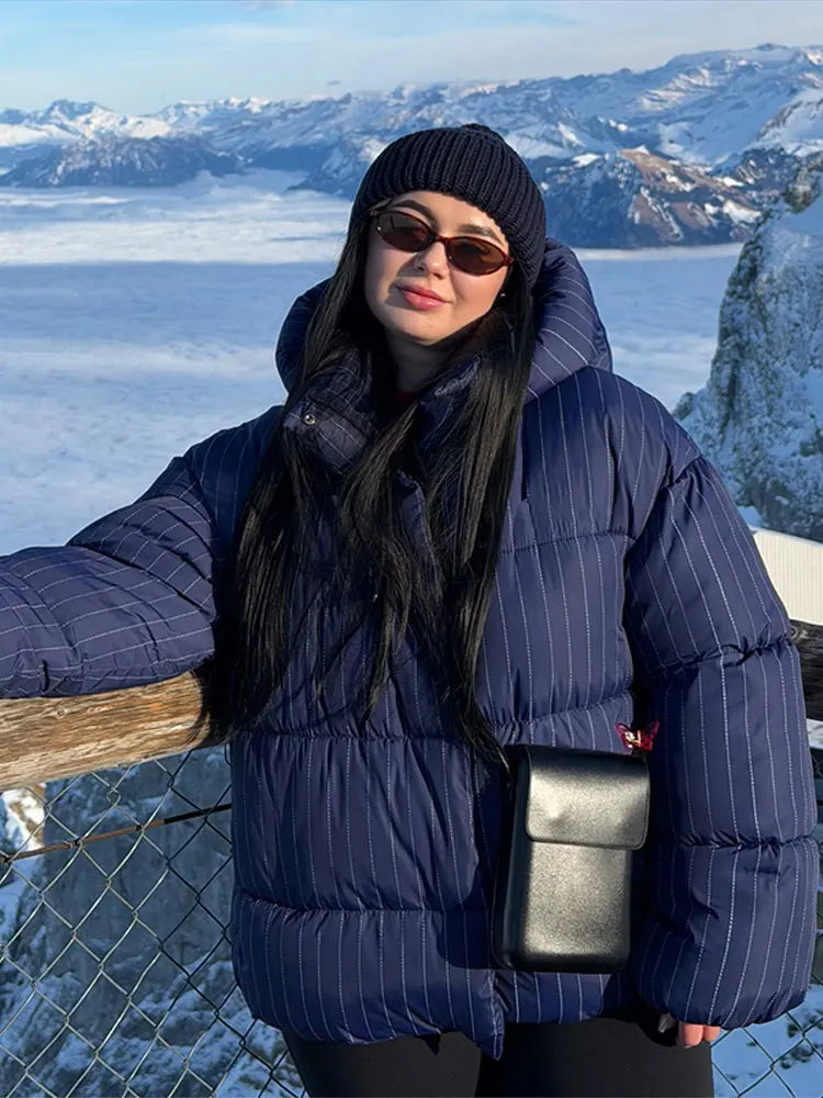 Damen-Steppjacke mit feinen Streifen und Kapuze
