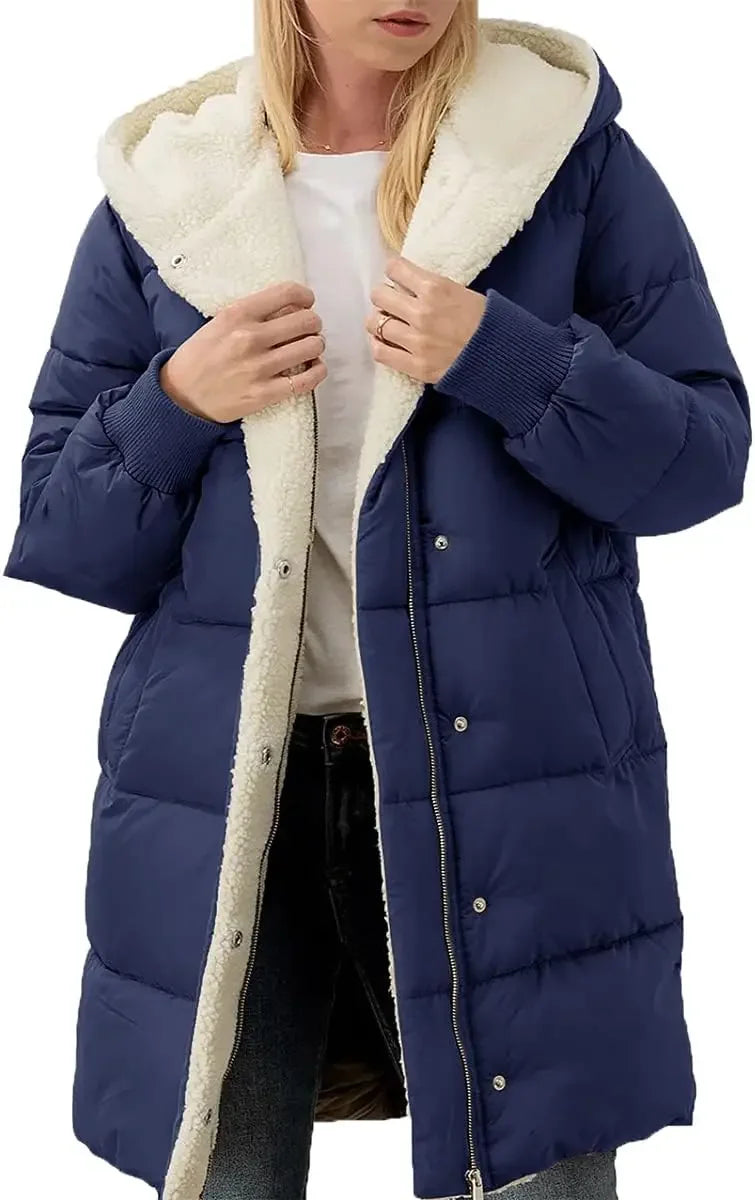 Cappotto invernale lungo trapuntato da donna con cappuccio foderato effetto montone