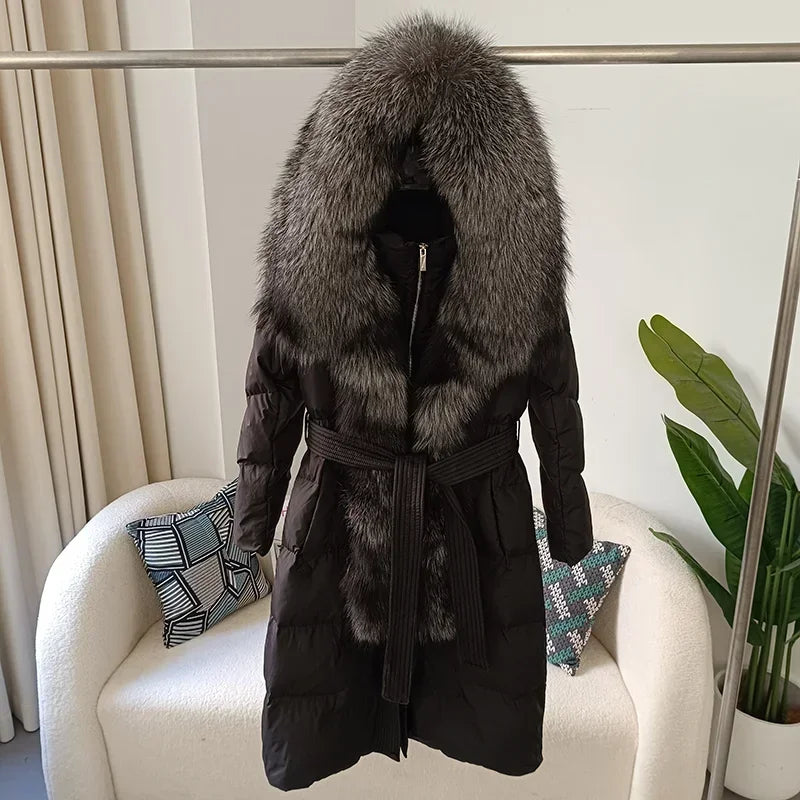 Piumino lungo da donna con cappuccio, rifiniture in pelliccia sintetica, cintura, bianco sporco