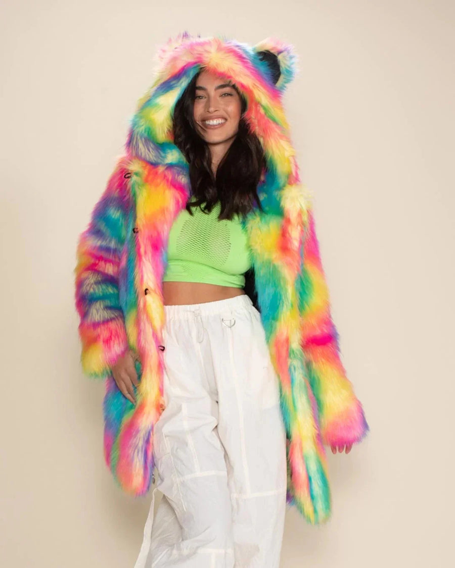 Fargerik regnbuefarget kåpe i fuskepels med hette, livlig tie-dye-mønster og bjørneører
