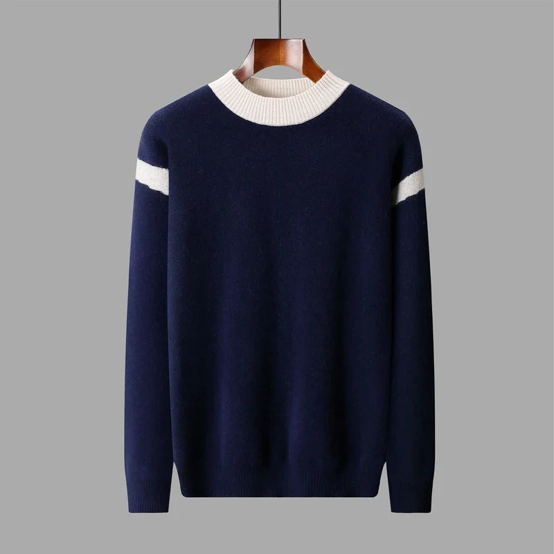 Brauner Herrenpullover mit Stehkragen, weißen Streifen und langen Ärmeln