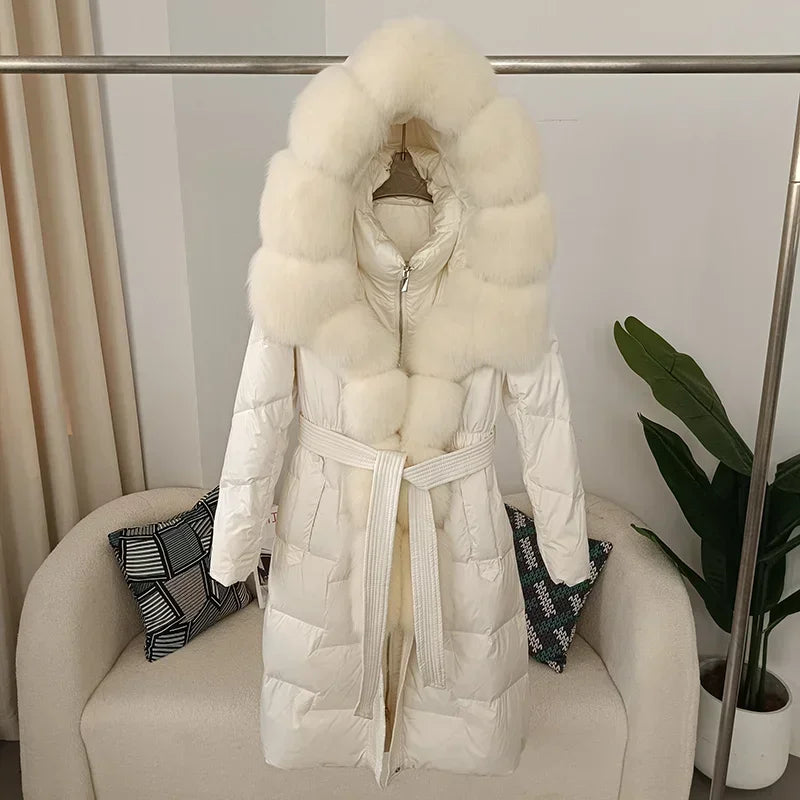 Piumino lungo da donna con cappuccio, rifiniture in pelliccia sintetica, cintura, bianco sporco