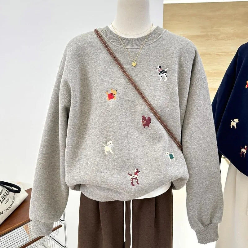 Comfortabel damessweatshirt met ronde hals, geborduurde hondenmotieven en lange mouwen