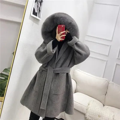 Abrigo elegante para mujer con capucha y mangas con ribete de piel sintética, cinturón extraíble