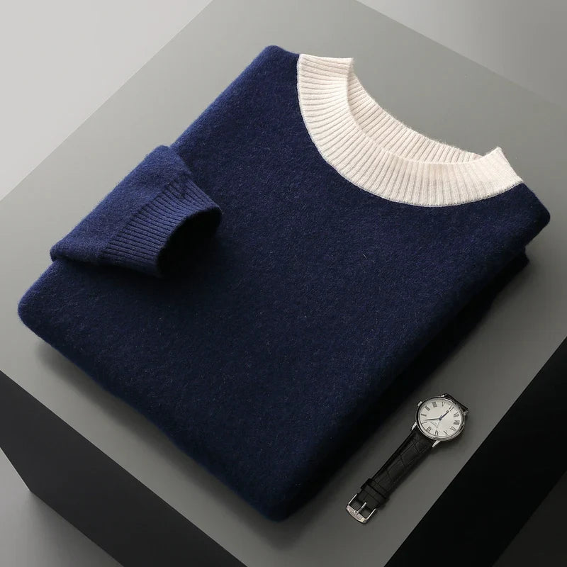 Brauner Herrenpullover mit Stehkragen, weißen Streifen und langen Ärmeln