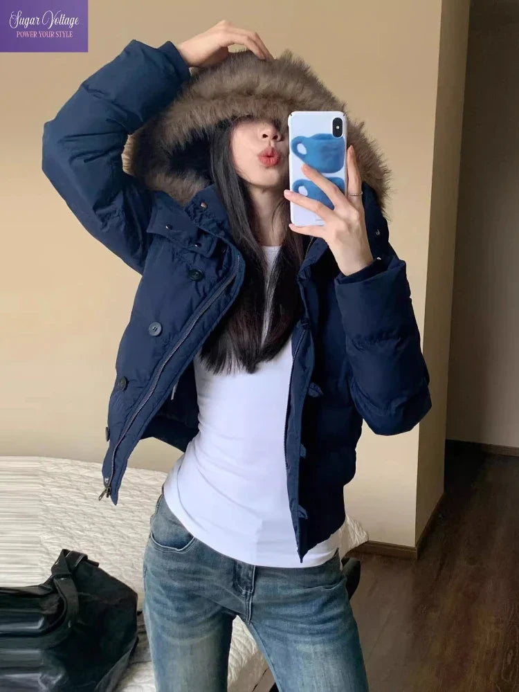 Piumino corto da donna con cappuccio in ecopelliccia blu navy