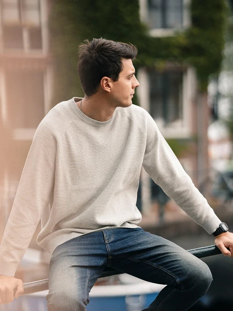 Ribstrikket herresweater med rund hals, raglanærmer og vasket blå farve