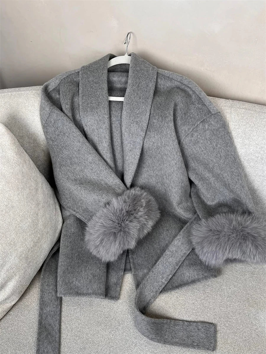 Veste courte femme ceinturée en tissu doux avec poignets en fausse fourrure