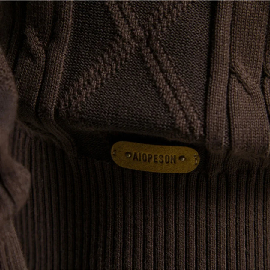 Chaleco de punto trenzado gris oscuro para hombre con cuello chal y botones
