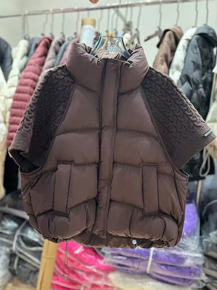 Kurze Damen-Daunenjacke mit gestrickten Ärmeln und Stehkragen