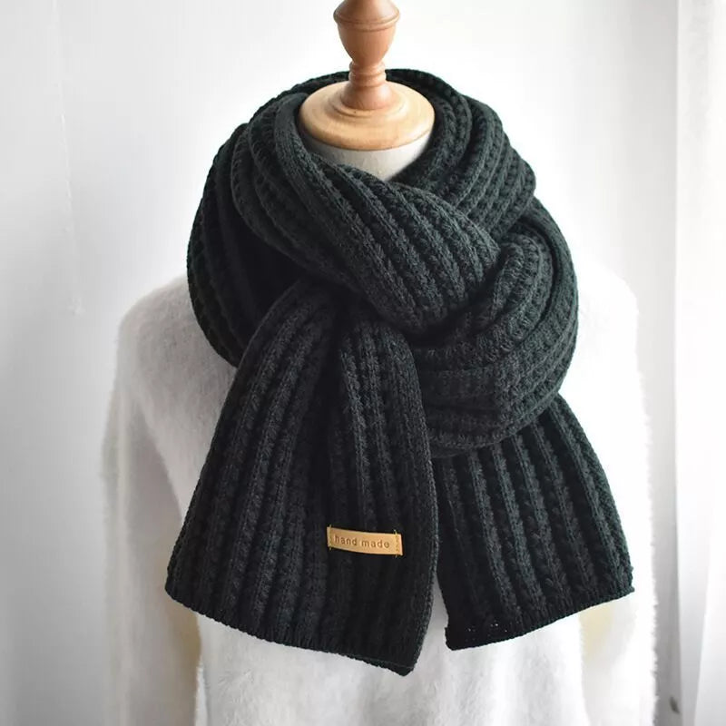 Weicher gerippter gestrickter Winterschal mit Etikett