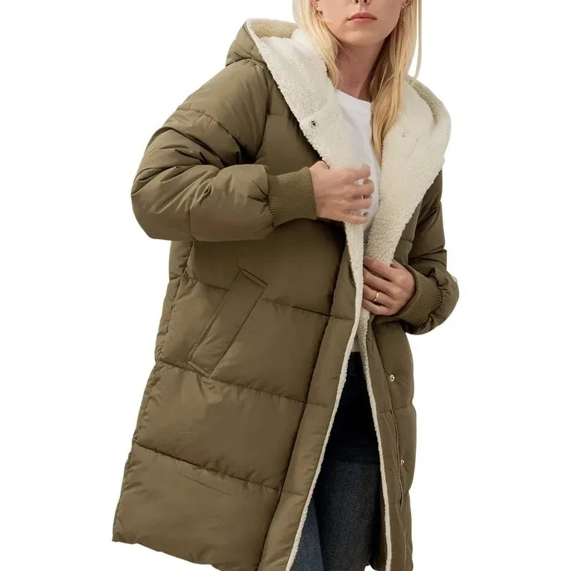 Cappotto invernale lungo trapuntato da donna con cappuccio foderato effetto montone