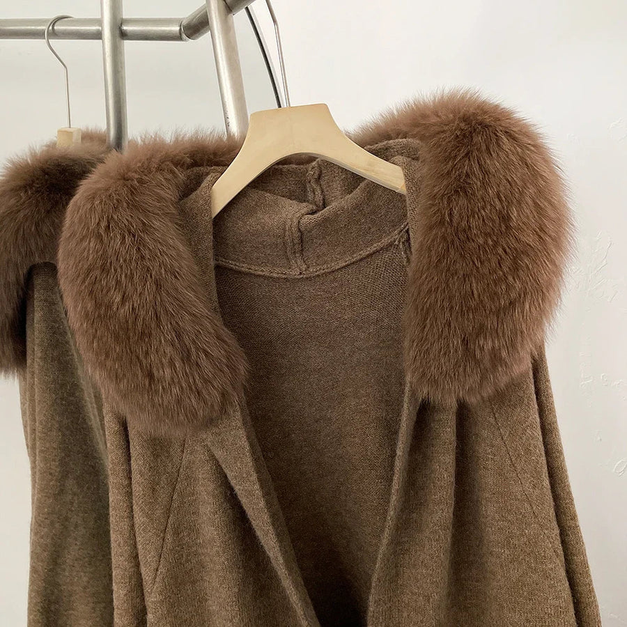 Lang damesvest van gebreid materiaal met kraag in antracietgrijze bontlook